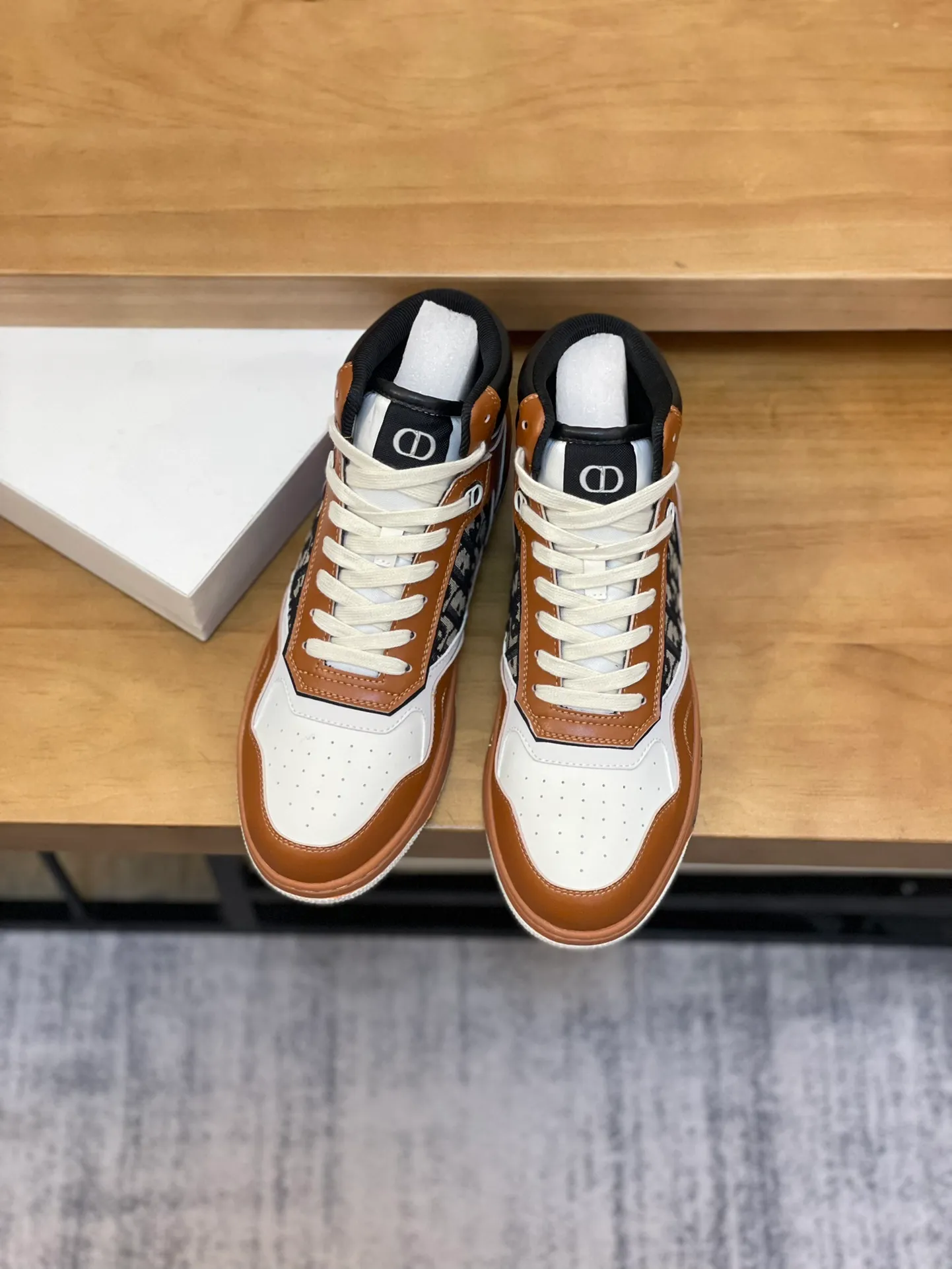 Men's shoes: 💰P460¥ Product trademark: Dior* "Dior*" high-top casual shoes Regular size: 38-44 (can be customized to 45.46) Product materials: Upper imported cowhide stitched with original fabric, breathable lining, original outsole. Number: 1006